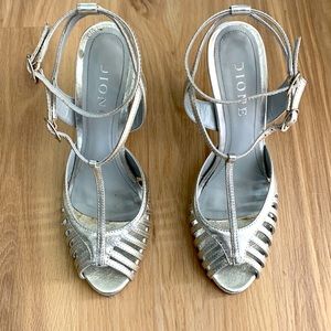 Tototl “plata” silver leather heels